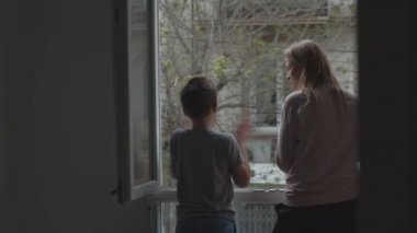 Minnettar aile, koronavirüs yüzünden izolasyonda olan doktorları alkışlıyor.