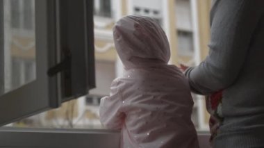 Alkışlarla doktorlara şükranlarını sunan bir aile. Koronavirüs salgını