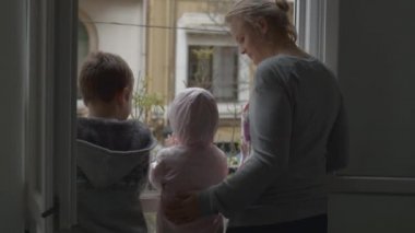İnsanlar destek veriyor ve Covid-19 'la savaşan doktorlara teşekkür ediyor.