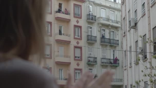 Les gens applaudissent à tous les médecins qui sauvent des vies dans les moments difficiles de Covid-19 — Video