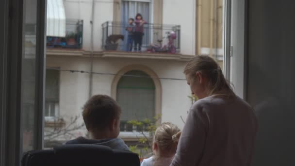 Obrigado e aplausos para os médicos de pessoas que ficam em casa em Covid-19 quarentena — Vídeo de Stock