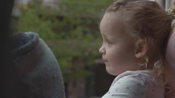 Мама с детьми может гулять только на балконе в коронавирусном карантине — стоковое видео