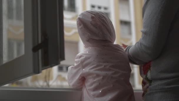 Familie die de dokters dankt met applaus. Coronaviruspandemie — Stockvideo