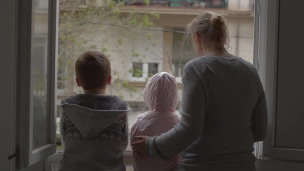 Familie in quarantaine applaudisseert voor artsen tijdens Covid-19 pandemie — Stockvideo