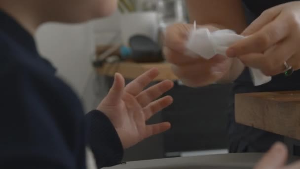 Dziecko dziewczyna mając brudne ręce po śniadanie — Wideo stockowe