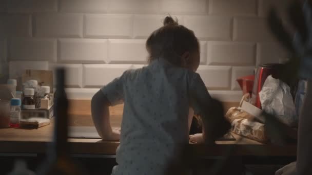 Piccolo aiutante con mamma in cucina — Video Stock