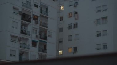 Beyaz cepheli apartman dairesi, akşamları manzara