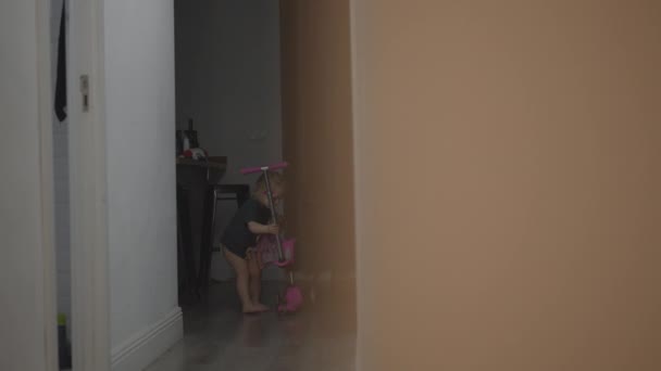 Niña teniendo un emocionante paseo en casa — Vídeos de Stock