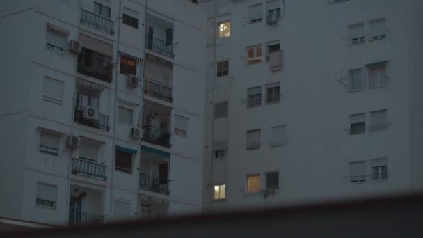 Белый фасад многоквартирного дома, вид вечером — стоковое видео