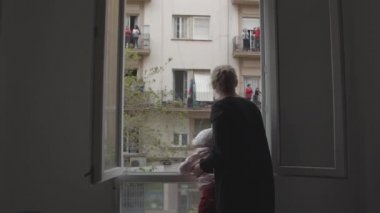 Covid-19 salgını sırasında insanlar sağlık çalışanlarına teşekkür etmek için birleşti.
