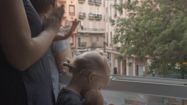 Vděčnost od lidí zdravotnickému personálu během pandemie koronaviru — Stock video