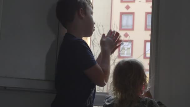 Kinderen in coronavirus quarantaine. Jongen geeft applaus aan medisch personeel — Stockvideo