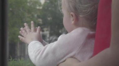 Coronavirus salgını sırasında sağlık görevlileri sağ olsun, küçük kız el çırpıyor.
