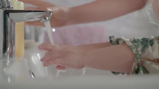 Mutter bringt Kind gesunde Gewohnheit des Händewaschens bei — Stockvideo