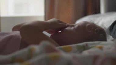 Bebek uyandıktan sonra yatakta.