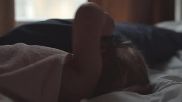 Niño escondido debajo de la almohada — Vídeos de Stock