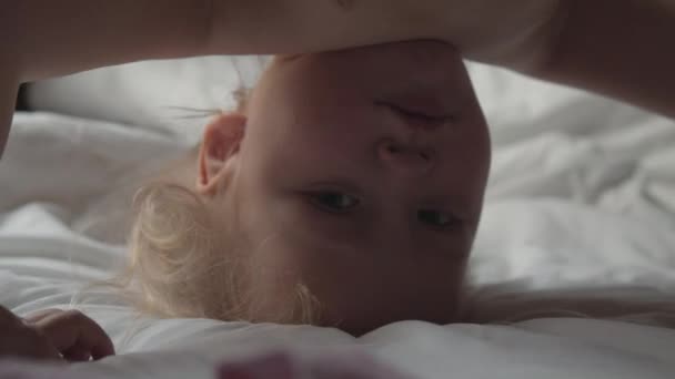 Retrato matutino de niña divertida — Vídeo de stock