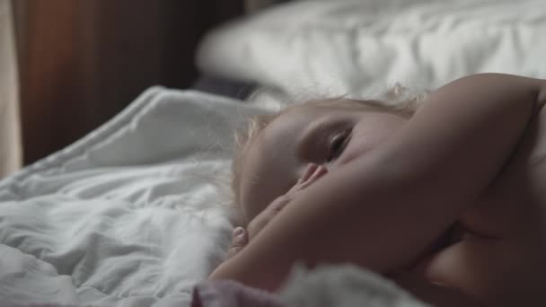 Reggeli portré a kisgyerekről — Stock videók