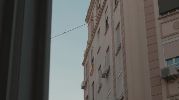 Kapalı pencereli ve İspanyol bayrağı olan apartman dairesi. — Stok video