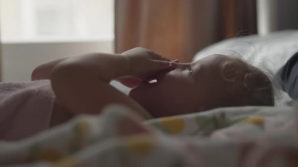 Baby nach dem Aufwachen im Bett — Stockvideo