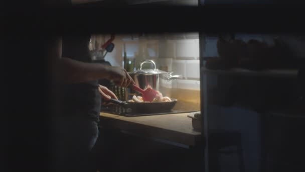 Femme cuisine plat de fruits de mer pour le dîner de famille — Video