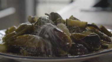 Parmesanlı sebze yemeği.
