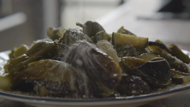 Plantaardige schotel met geraspte parmezaanse kaas — Stockvideo