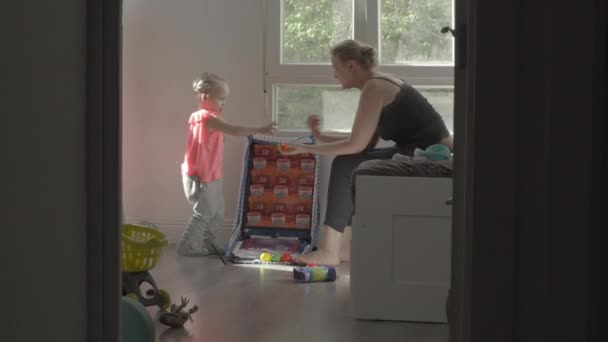 Verspieltes kleines Mädchen mit Mama zu Hause — Stockvideo