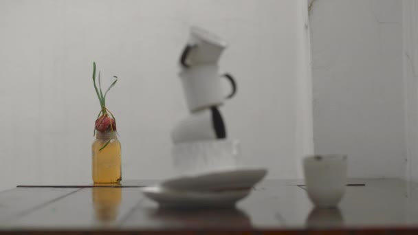 Yağışlı açık havada, istiflenmiş tabak ve bardaklarla — Stok video