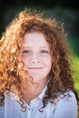 Kızıl saçlı güzel kız