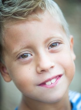 Mutlu küçük çocuk