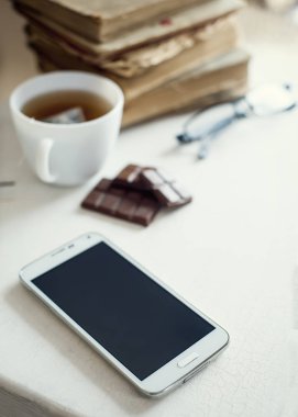 Ahşap bir arka planda akıllı telefon