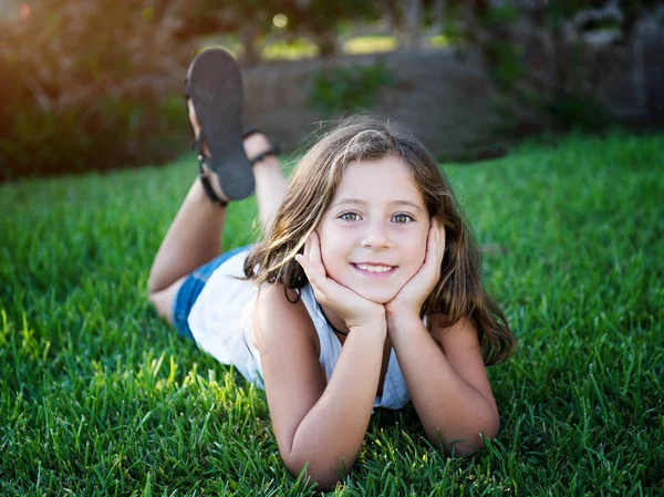 Söt liten flicka om i gräset — Stockfoto