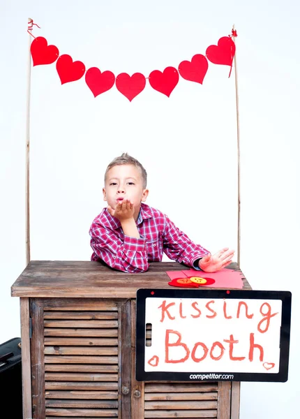 Blonder Junge in der Kabine küsst — Stockfoto