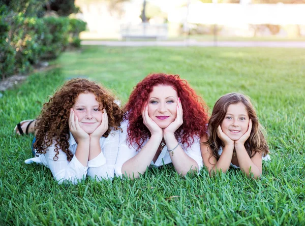 Mãe de cabelos vermelhos e suas duas filhas — Fotografia de Stock