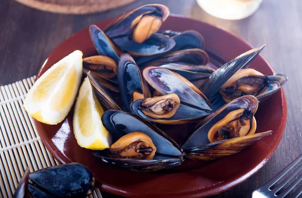 Färska musslor med citron — Stockfoto
