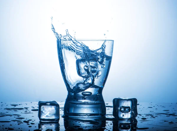 Salpicar agua en un vaso — Foto de Stock