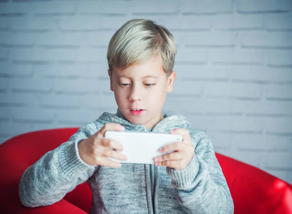 Yakışıklı bir smartphone ile oynamak