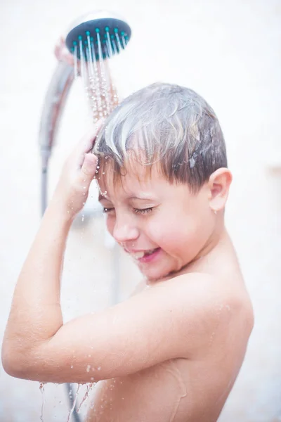 Garçon dans la douche pour nettoyer à la maison — Photo