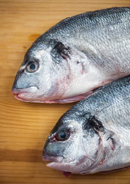 Dois peixes prontos para cozinhar — Fotografia de Stock