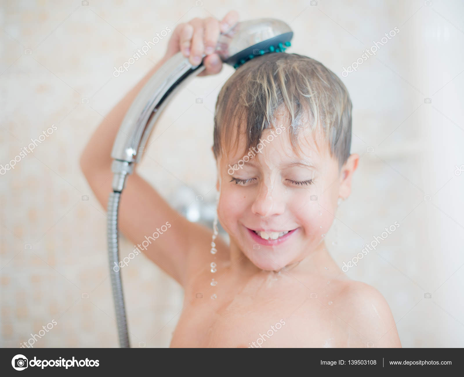 Niño en la ducha fotos de stock, imágenes de Niño en la ducha sin royalties