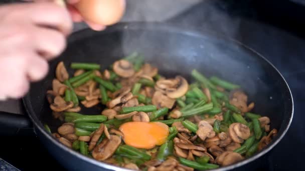 Cuisson aux champignons, haricots verts et œufs — Video