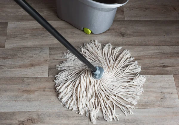 Wash your wooden floors with a wet cloth — Stock Photo, Image