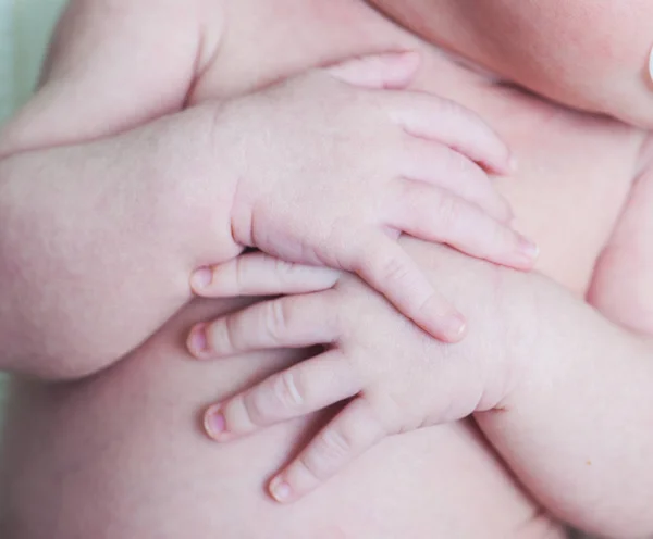 Handgrepen pasgeboren jongen — Stockfoto
