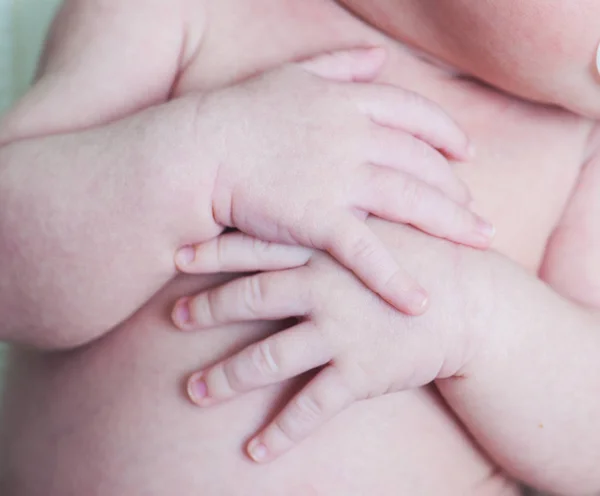 Handles newborn boy — Stock Photo, Image