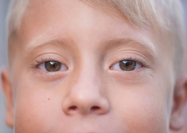 Ξανθό αγόρι με καστανά μάτια γκρο πλαν — Φωτογραφία Αρχείου