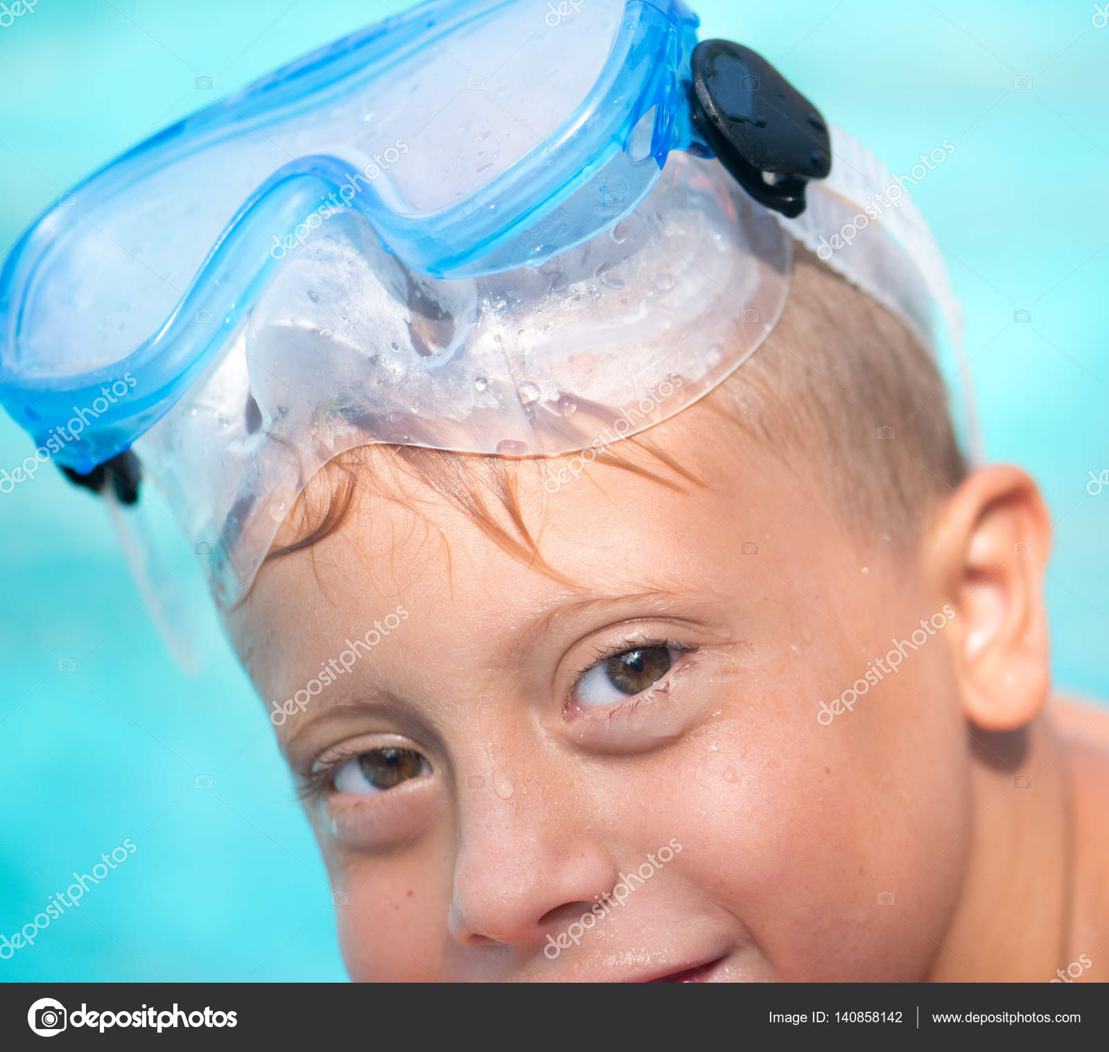 Niño en la piscina fotografía de