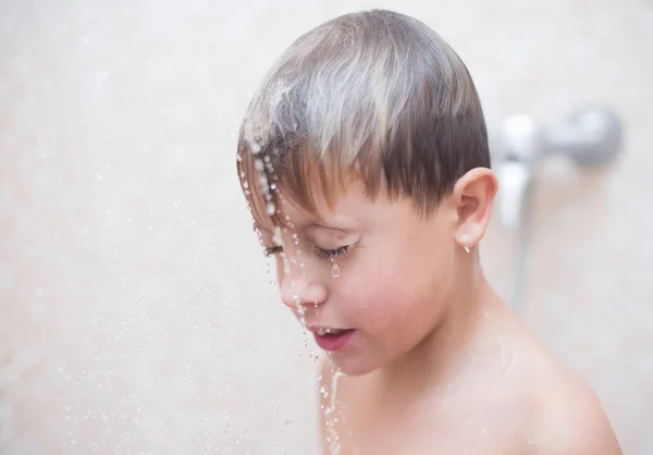 Petit garçon est baigné dans la douche — Photo