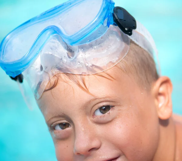 Little boy at swimming pool — Stock Photo, Image