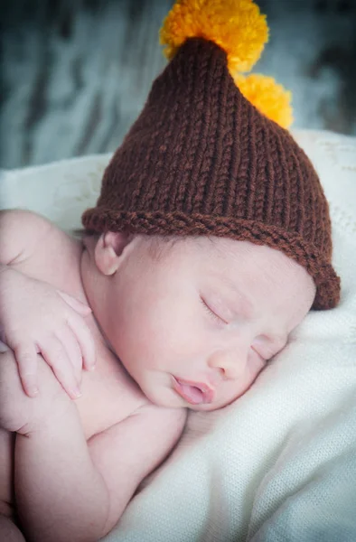 Novorozené dítě spí v roztomilé klobouk — Stock fotografie